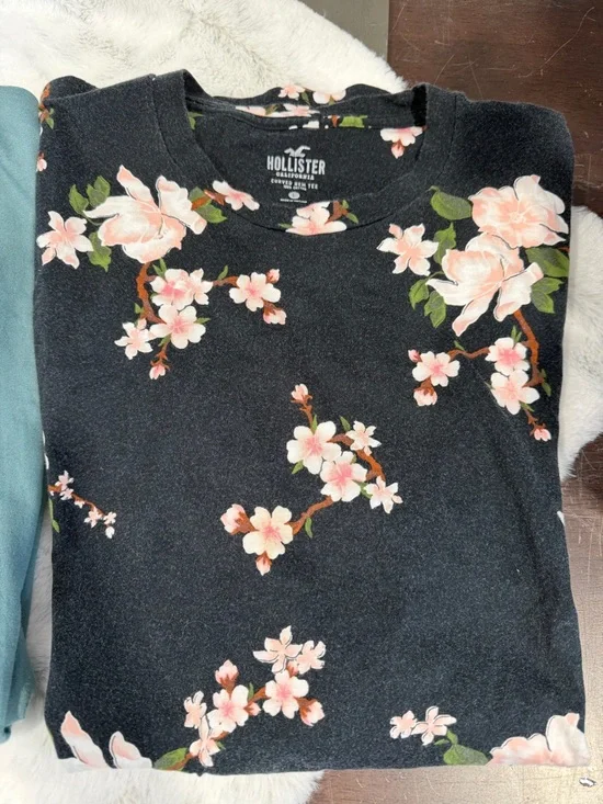 Hollister Men's Short Sleeve Tee bundle - Teal & Black Floral large - Picture 4 of 5